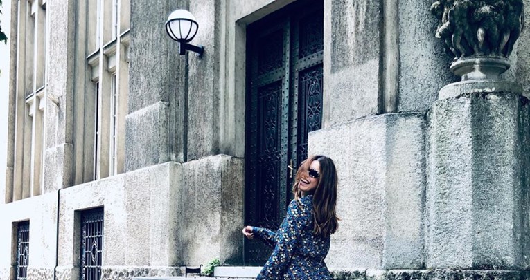 Anita Dujić pozirala u chic proljetnoj haljini koju obožavaju sve generacije